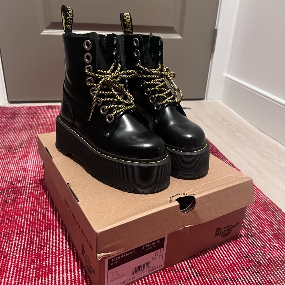 SOLD Dr. Martens Jadon Max